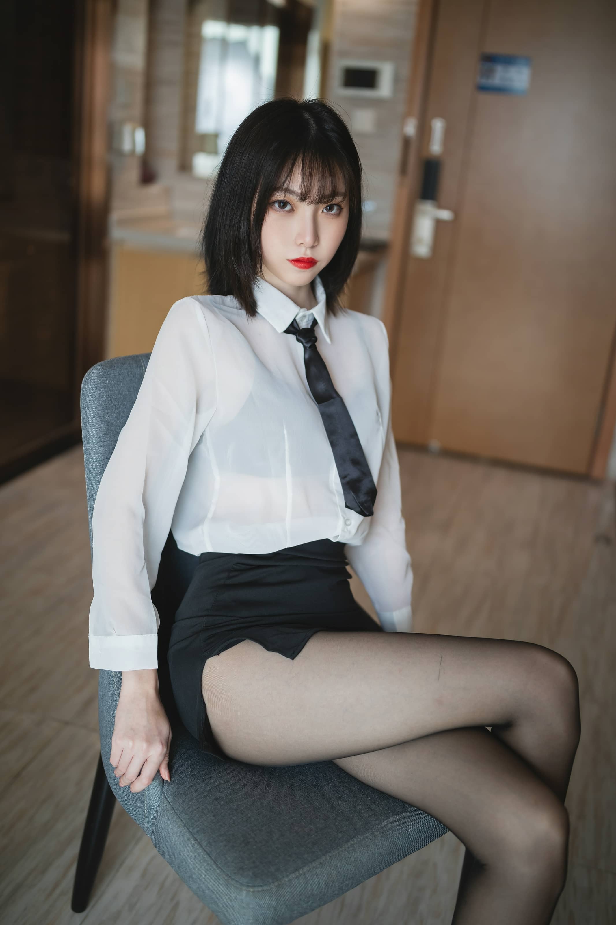 许岚LAN NO.002 – OL制服 [41P]