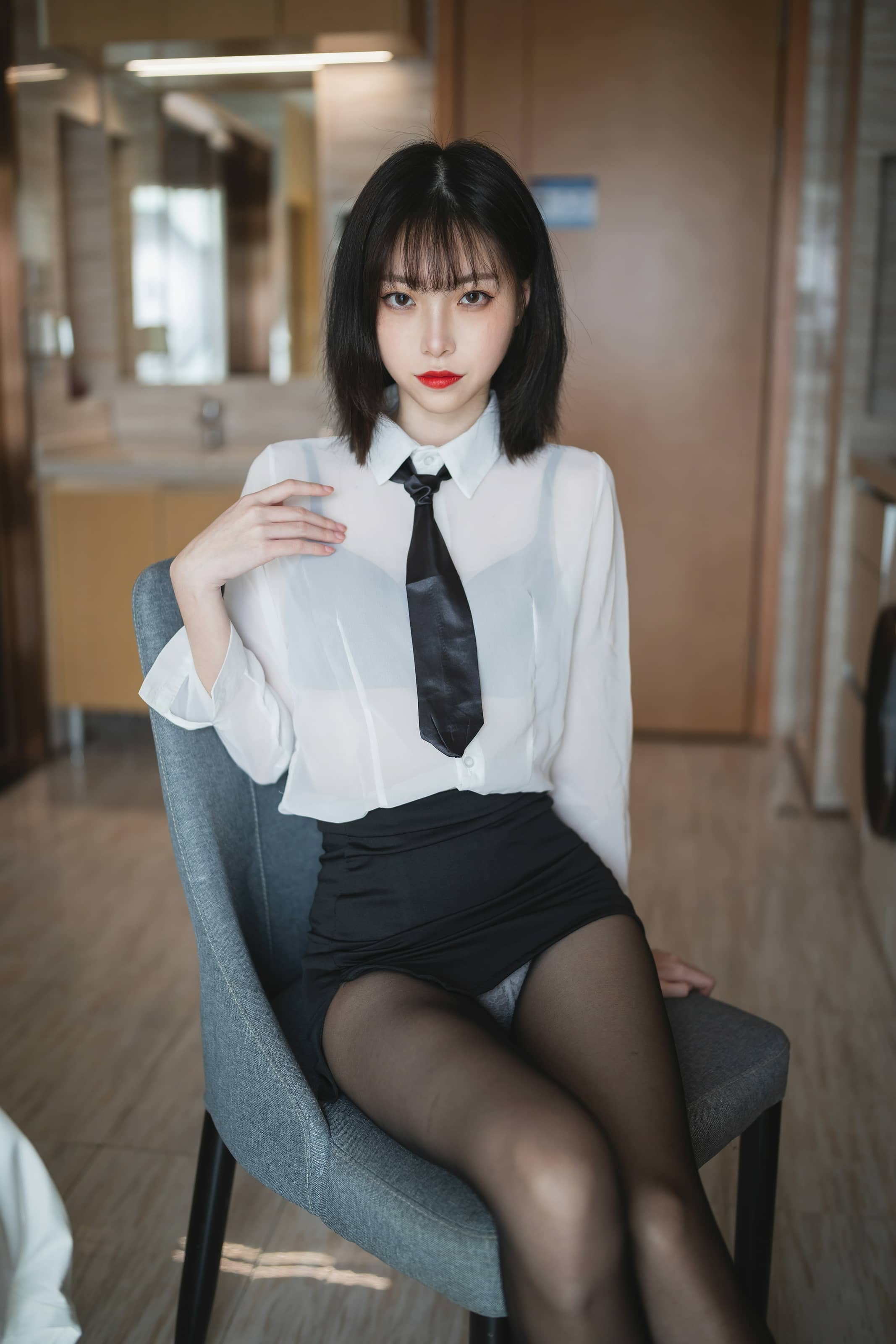 许岚LAN NO.002 – OL制服 [41P]